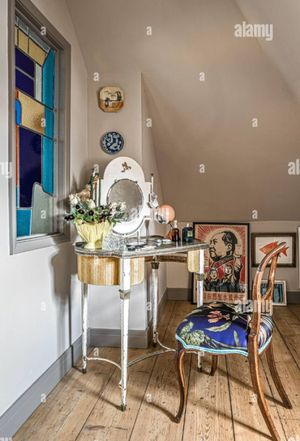 Meja Rias dengan Detail Kaca Berwarna